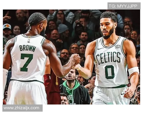 篮网与凯尔特人激战正酣双方球员表现抢眼精彩瞬间回顾